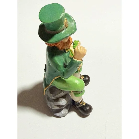 Leprechaun Holding Up A Clover WMG 2006 4" Tall Made In China - Picture 4 of 8